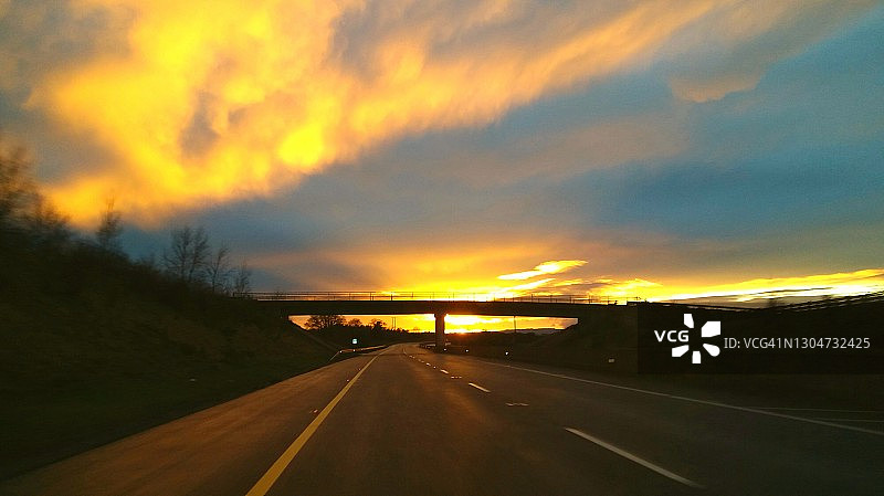 夕阳下的多车道公路美景图片素材