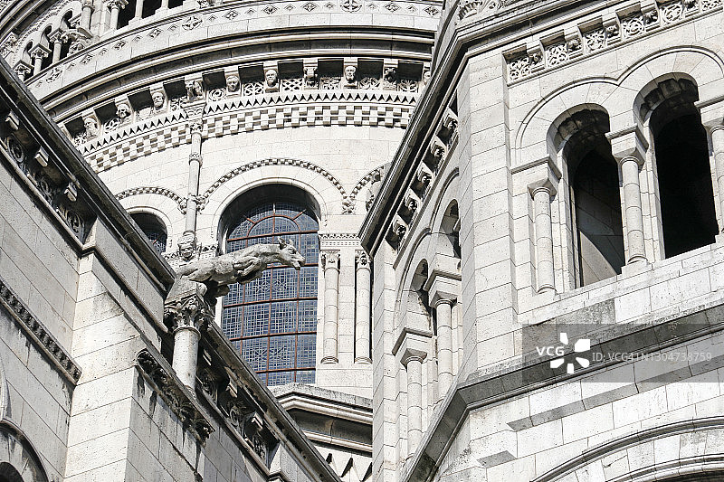 巴黎圣心大教堂外墙上的滴水嘴兽图片素材