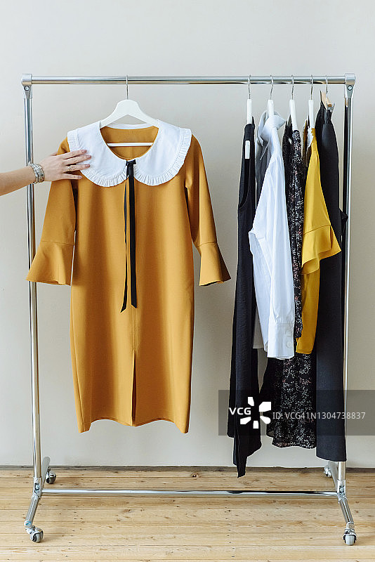 挂在衣架上的现代时装设计师服装图片素材