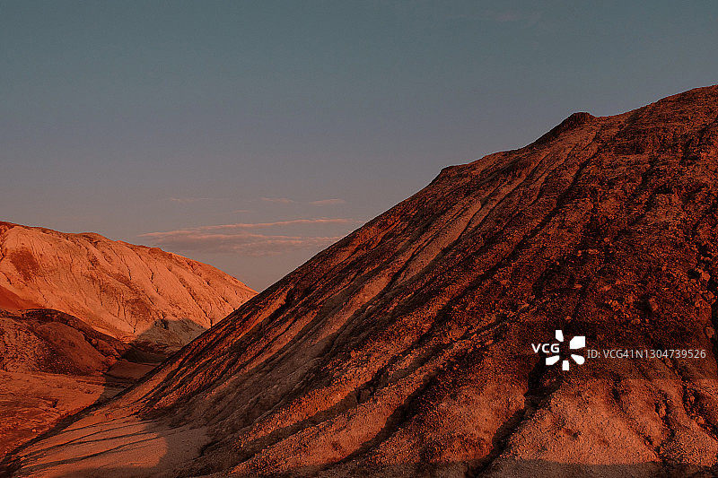 末日般的超现实乌拉尔景观，类似火星表面。冻结的红棕色黑土表面，贫瘠、龟裂和烧焦的土地和土壤，全球变暖的概念，耐火粘土采石场。2021年登陆火星。图片素材