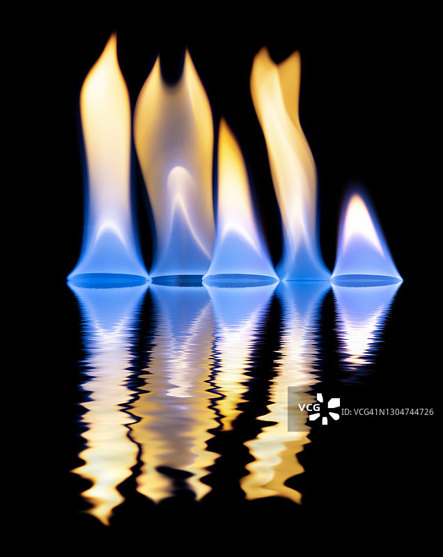 黑色背景下火焰的水面倒影图片素材