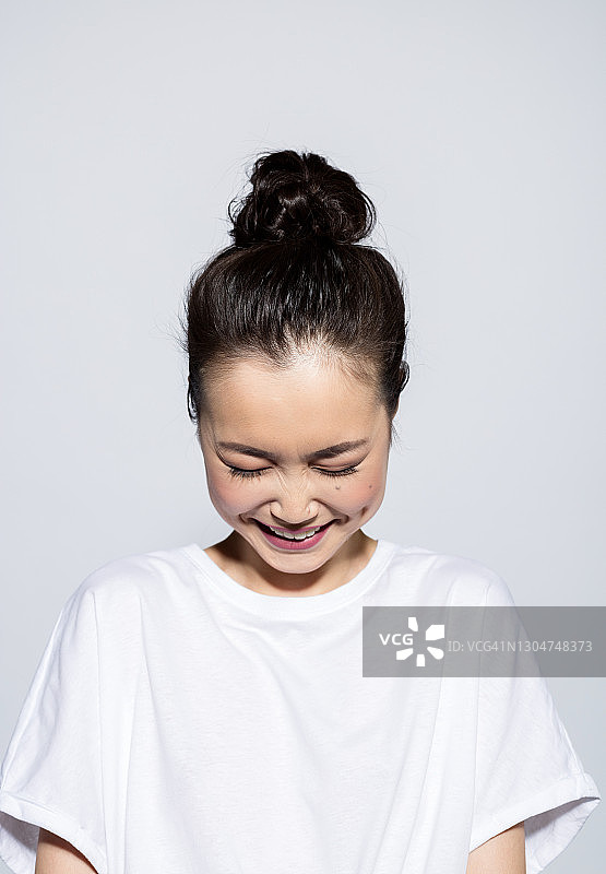 快乐的亚洲年轻女性肖像图片素材