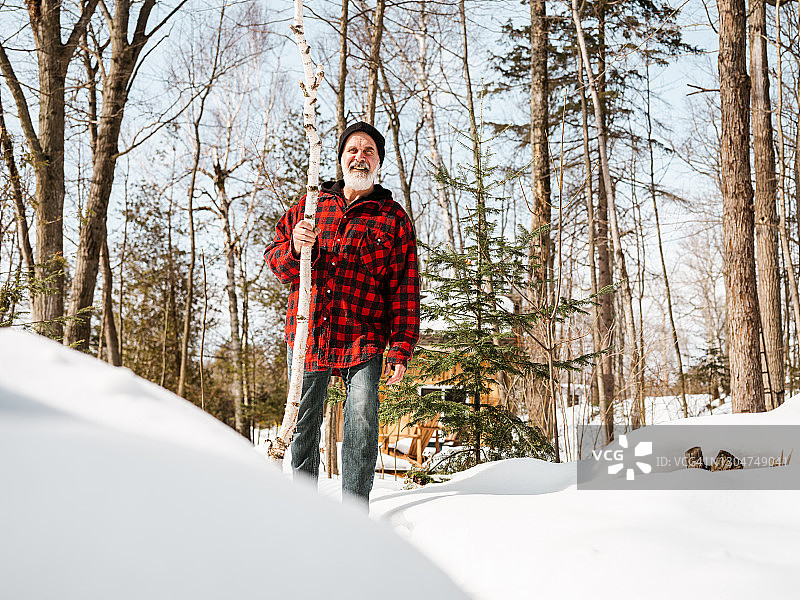 年长男人在乡间小屋图片素材