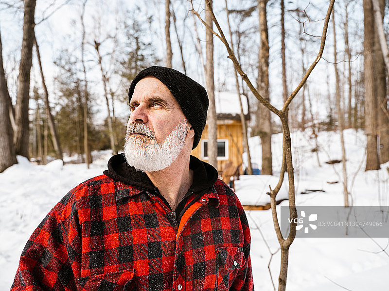 年长男人在乡间小屋图片素材