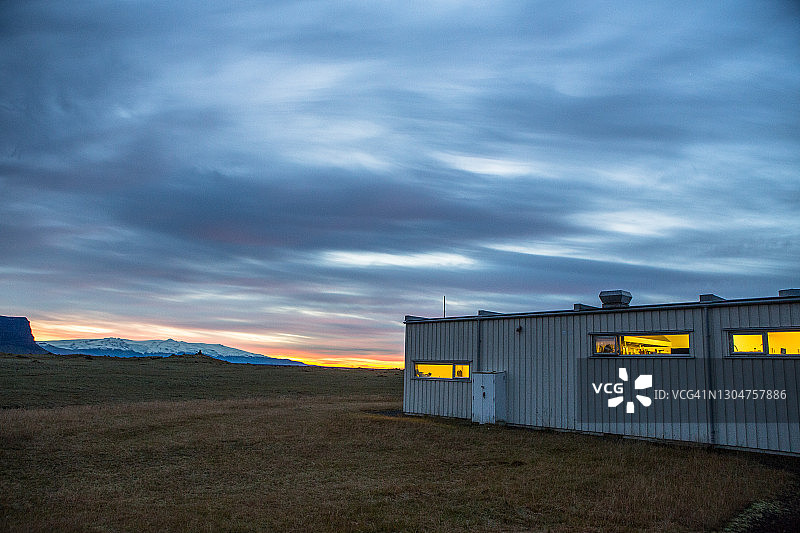 冰岛南部乡村的壮丽日落和云彩图片素材