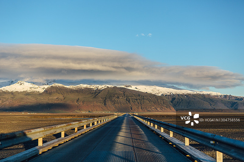 乡村山区景观中的大型单车道金属桥图片素材
