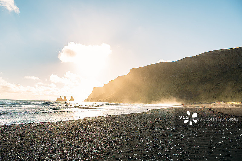 冰岛维克日落时分的黑色沙滩图片素材