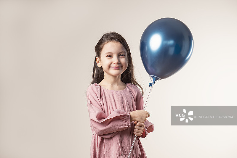 拿着蓝色气球的女孩图片素材