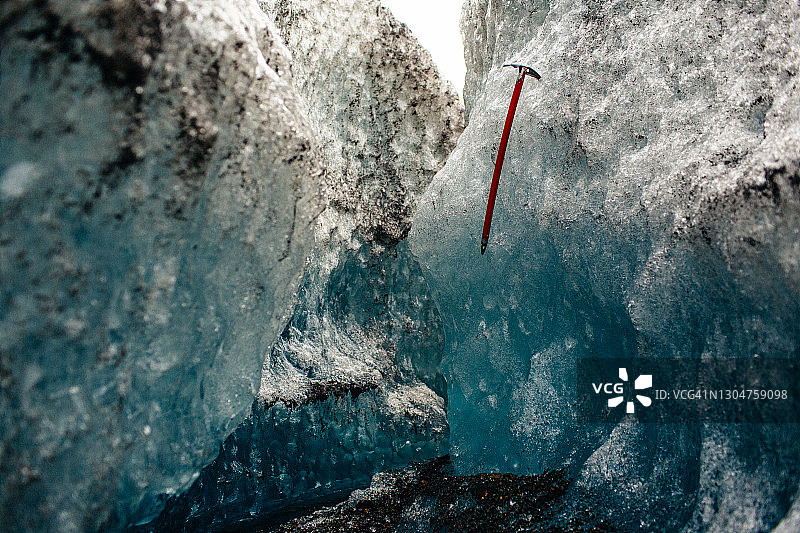 冰镐嵌入冰川冰中图片素材