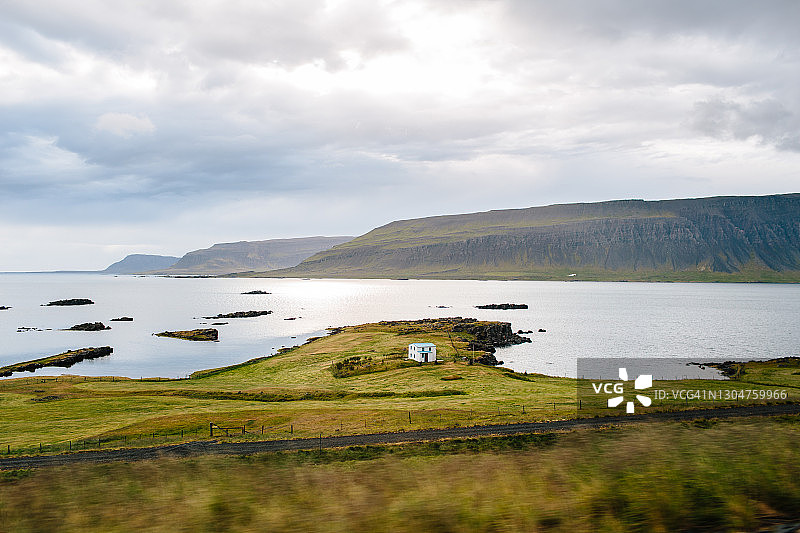 西峡湾戏剧性的冰岛景观中孤独的白房子图片素材