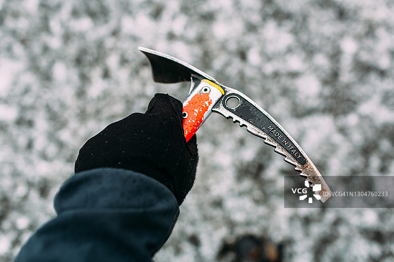 手持金属冰镐的人图片素材