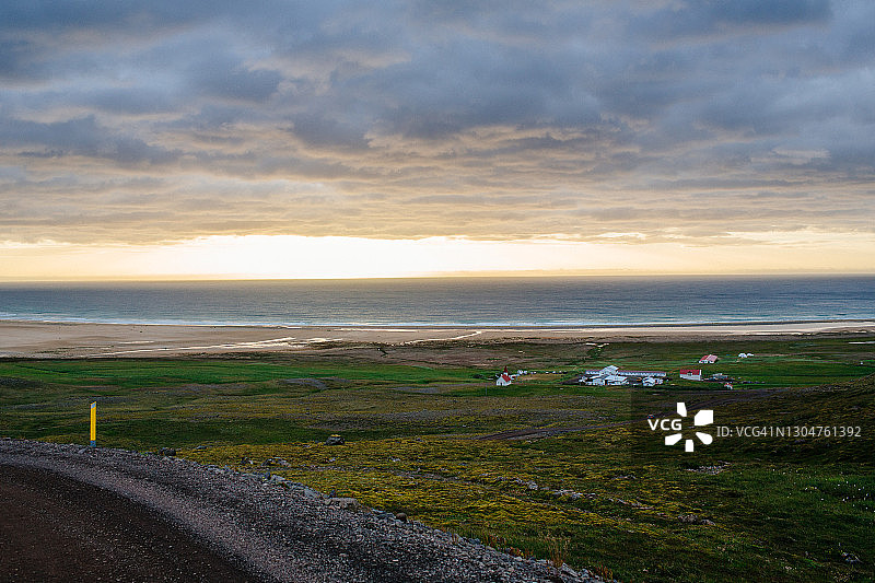 冰岛西峡湾Breiðavík的小型沿海居民点图片素材