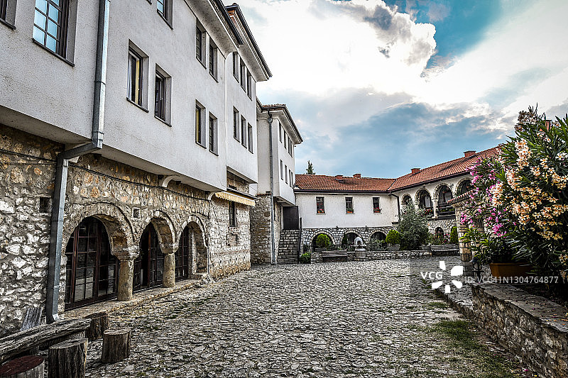 奥赫里德圣纳乌姆修道院庭院中的小巷，马其顿图片素材