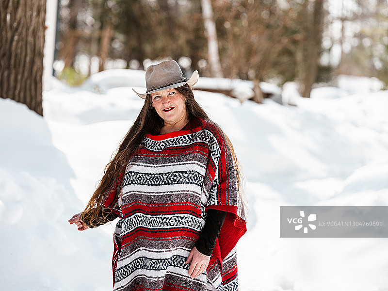 年长的女人在小屋里图片素材