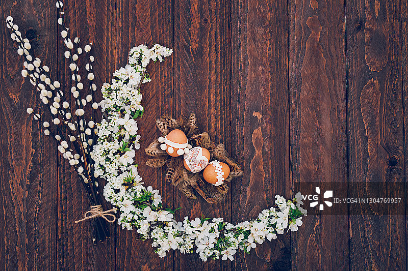 波西米亚风，棕色复活节马卡龙彩蛋，羽毛鸟巢，杏花和李花新月的框架图片素材