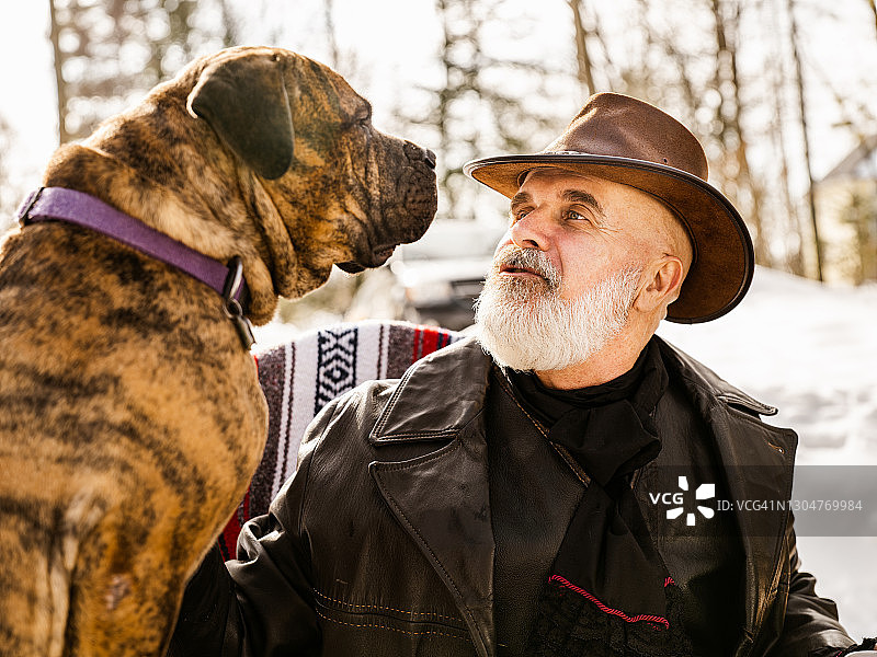 年长男人在乡间小屋图片素材