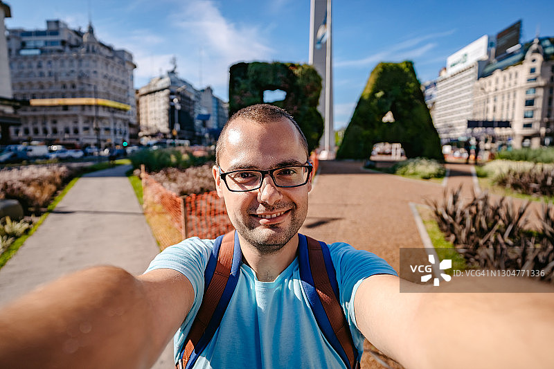 男人与布宜诺斯艾利斯方尖碑自拍图片素材