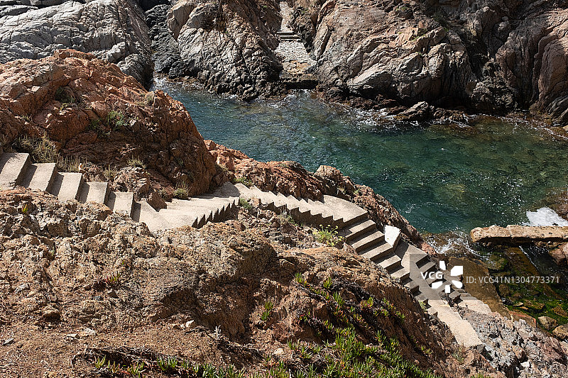 西班牙加泰罗尼亚布拉瓦海岸萨加罗周边的海岸图片素材