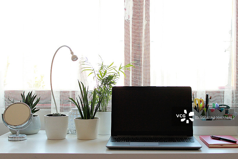 带有笔记本电脑的学生课桌图片素材