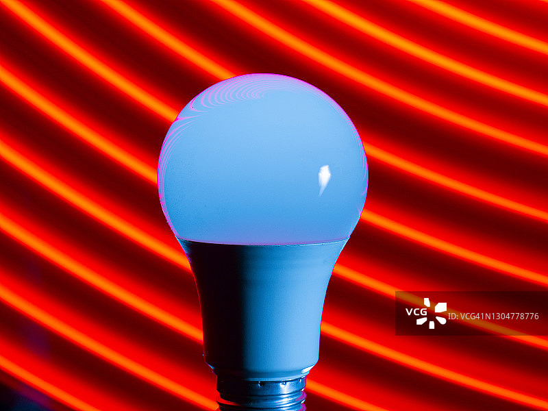 红色曲线背景灯泡图片素材