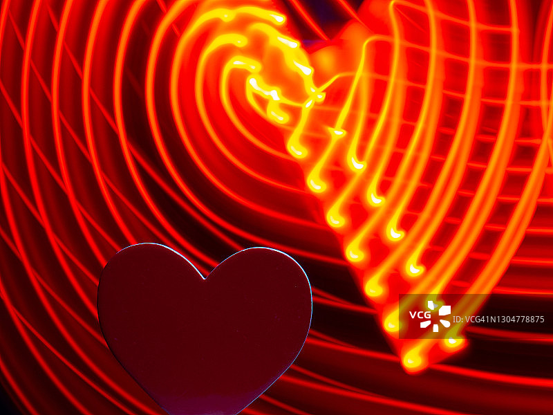 梦幻暖色背景中的红色心形图片素材