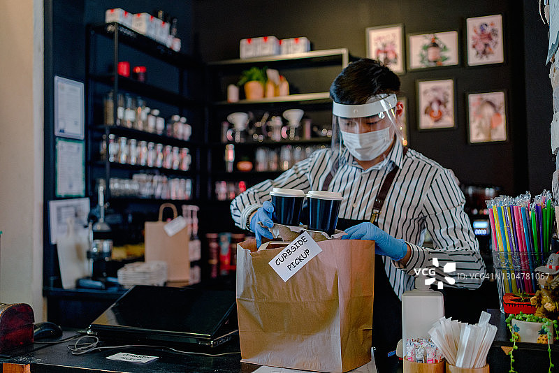 戴口罩的服务员准备外卖订单图片素材