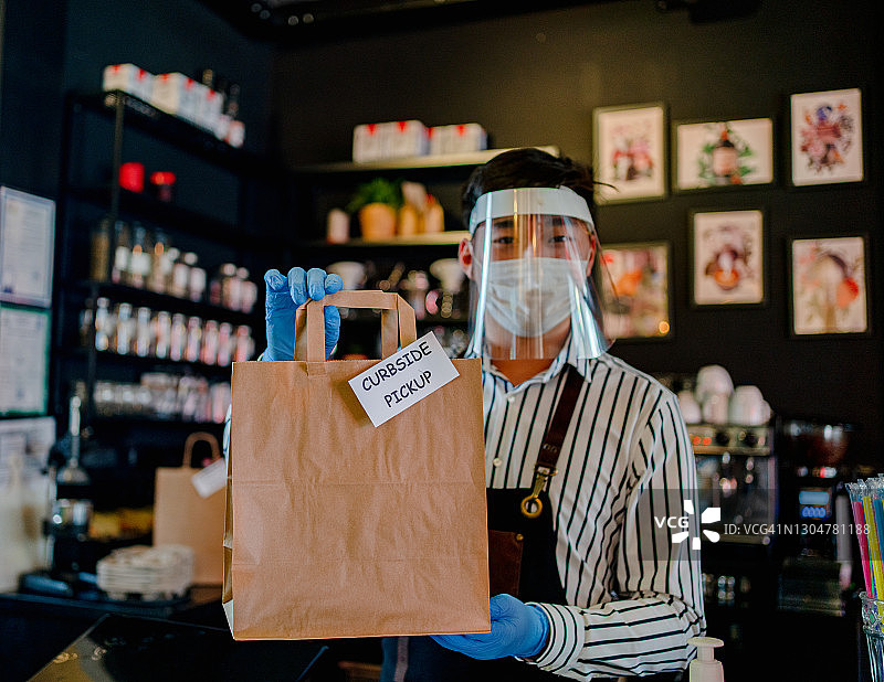 女服务员戴防护口罩拿食品袋图片素材