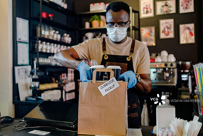 戴口罩的服务员准备外卖订单图片素材