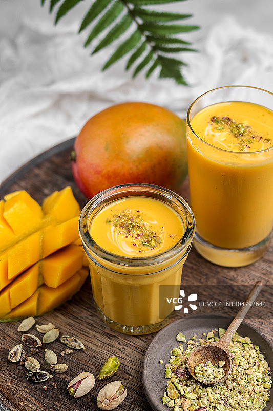 印度风味开心果豆蔻芒果拉昔饮品图片素材
