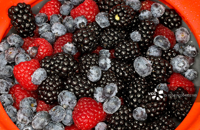 新鲜冲洗水果美食背景图片素材