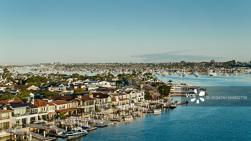 加利福尼亚州科罗纳德尔玛的滨水住宅与停靠的船只 - 航拍图片素材