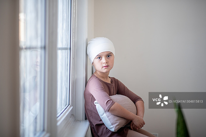 年幼儿童患白血病坐在窗边图片素材