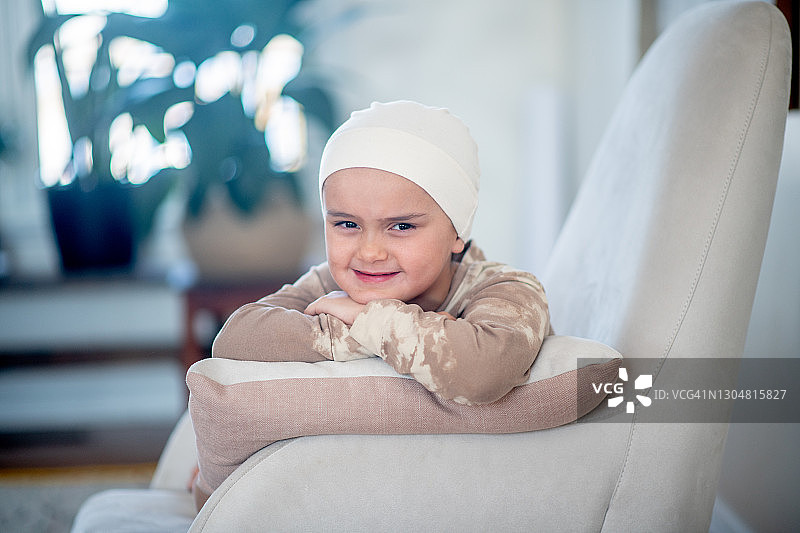 与癌症抗争的勇敢女孩图片素材