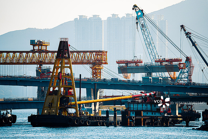 香港将军澳驳船上的建筑起重机图片素材