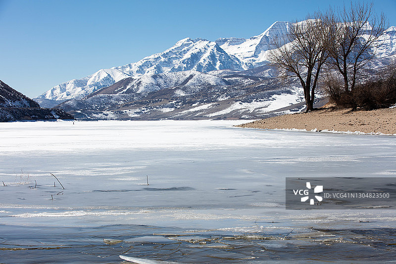 犹他州鹿溪水库上空的蒂姆帕诺戈斯山雪景图片素材