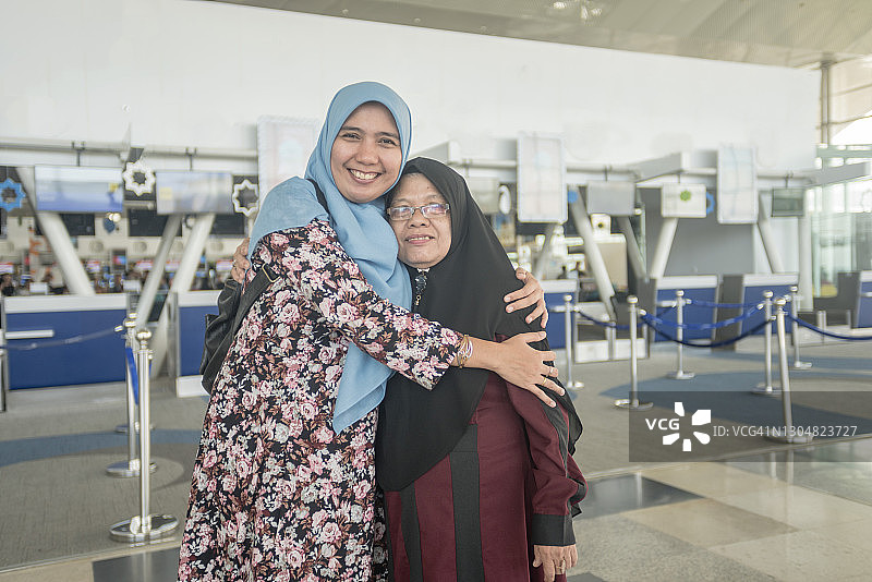 母女在机场图片素材