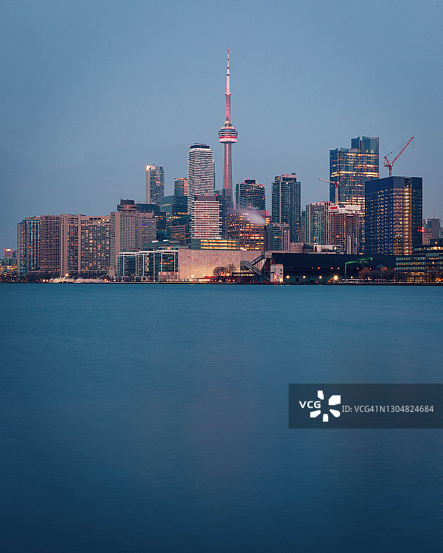 日出时分多伦多城市天际线和安大略湖图片素材