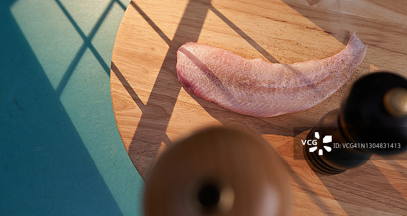 鳎鱼、盐和胡椒图片素材