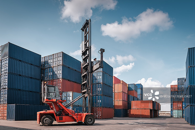 集装箱货物港口堆场仓储装卸物流运输业。货物进出口配送仓库堆垛集装箱排。航运物流运输工业图片素材