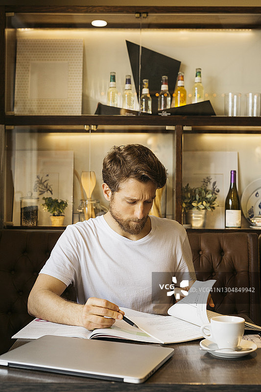在酒吧桌旁学习的男人图片素材