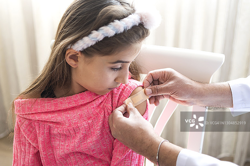 给受伤的手臂贴创可贴图片素材