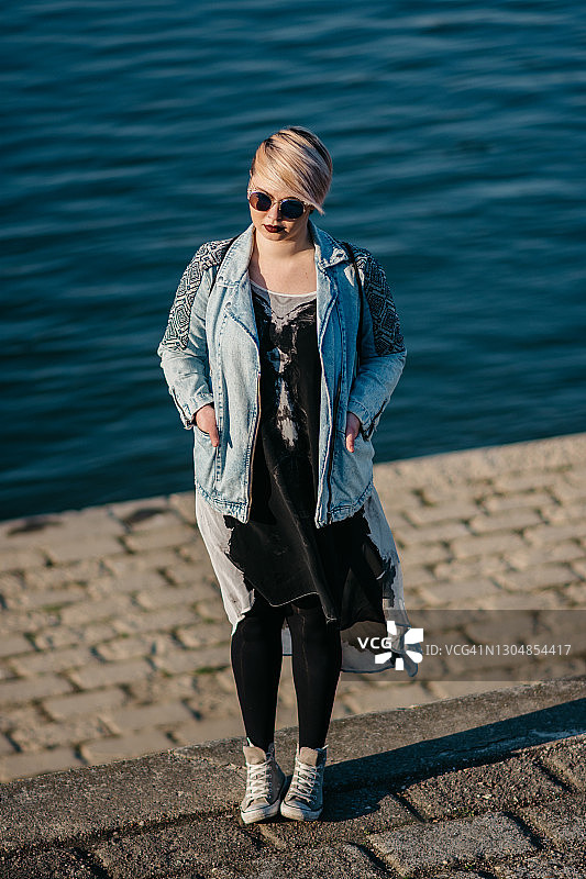 年轻时尚的站立着的女人图片素材