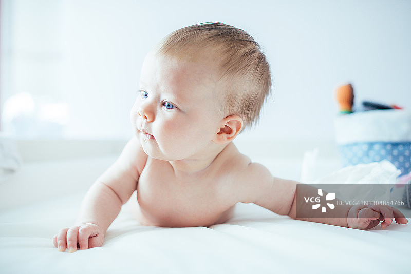 可爱的女婴在家中逆光的人物肖像图片素材