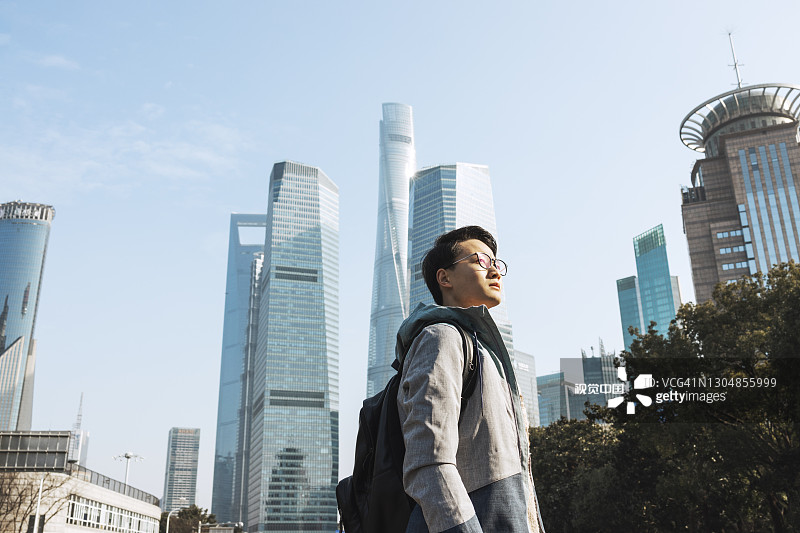 看上海城市天际线的年轻人图片素材