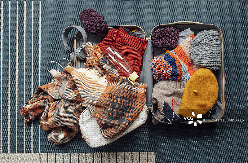 装满冬季服装的行李箱图片素材