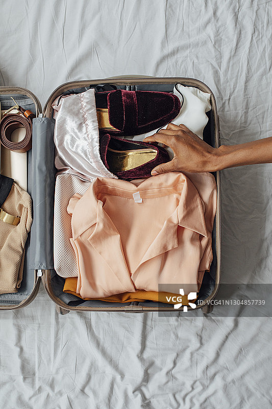 女人收拾行李箱图片素材