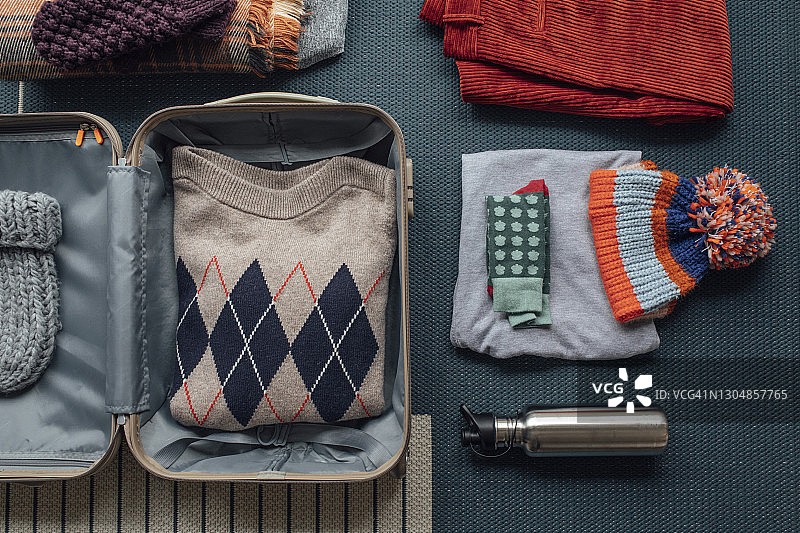 冬装与行李箱图片素材