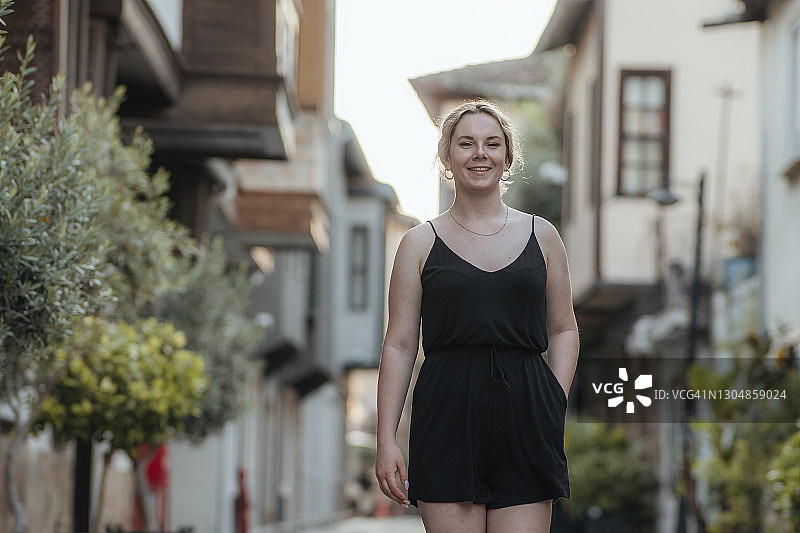 年轻女子在公园里散步图片素材