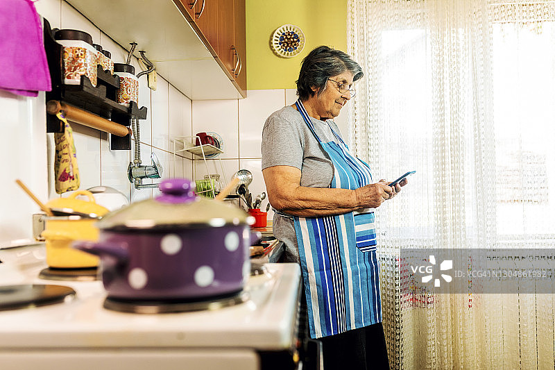 厨房里的年长的女人图片素材