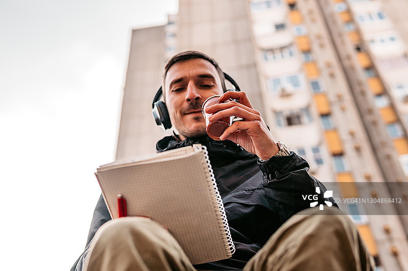 嘻哈歌手为歌曲创作歌词图片素材